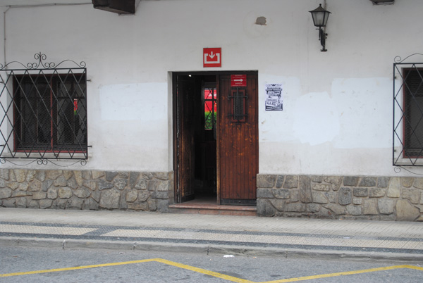 Ordizia: escalón de acceso al vestíbulo de la estación. Puerta estrecha