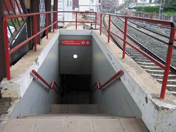 Valle de Trápaga: paso subterráneo con escaleras no acondicionadas para acceder a las vías.  Sin señalización de seguridad
