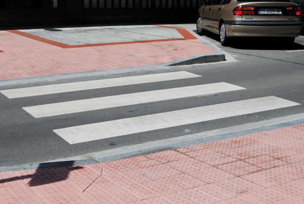Amurrio-Iparralde: itinerario peatonal exterior con franjas podo-táctiles de información y aviso para personas con discapacidad visual