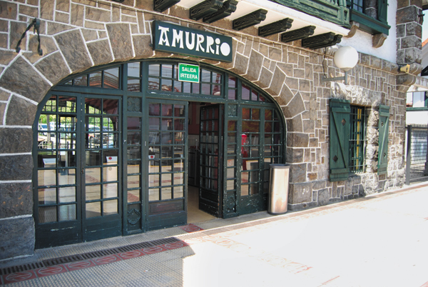 Amurrio: puertas estrechas de acceso. Necesario que ambas hojas estén abiertas para facilitar el tránsito hacia el interior