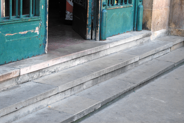 Llodio: el acceso se realiza a través de un tramo de escaleras y escalones en la entrada del vestíbulo