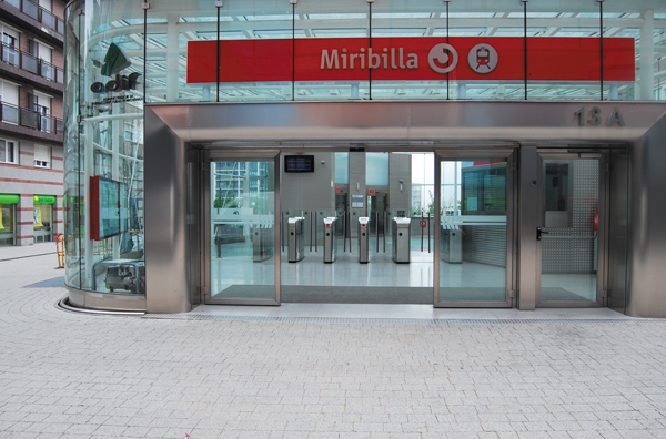 Miribilla: Puertas automáticas con bandas de señalización 