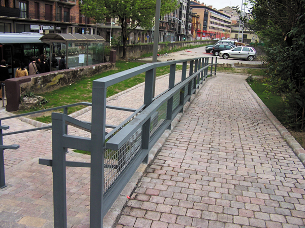 Pasajes: construcción de una rampa de acceso al andén desde la calle
