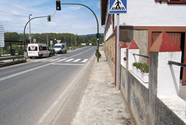 Artxube: acera estrecha con pavimento en mal estado. No protegida de la calzada. Tráfico intenso
