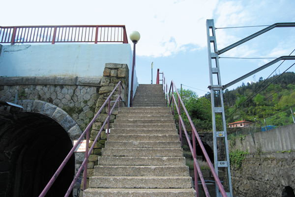 Castrejana: acceso al andén a través de un tramo de escaleras de pendiente pronunciada. Peligroso